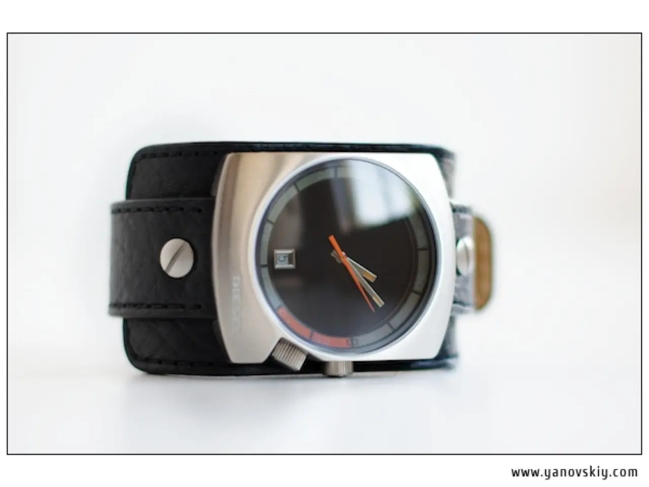 Beckham's girlfriend, Jackie, displays a sizable back scar from scoliosis surgery in a sleek gown,...