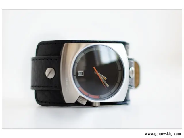 Beckham's girlfriend, Jackie, displays a sizable back scar from scoliosis surgery in a sleek gown,...